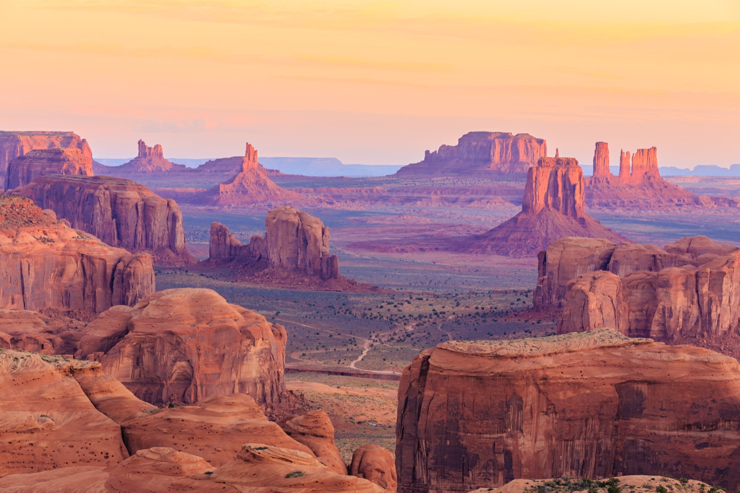 Sunrise in Hunts Mesa in Monument Valley, Arizona, USA Voyages Bernard